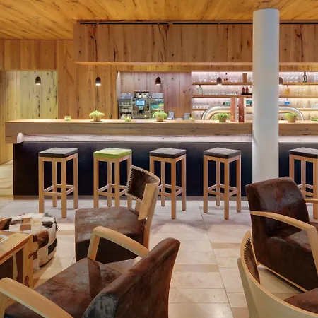 Nells Park Отель