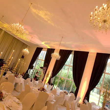 מלון Nells Park 4*